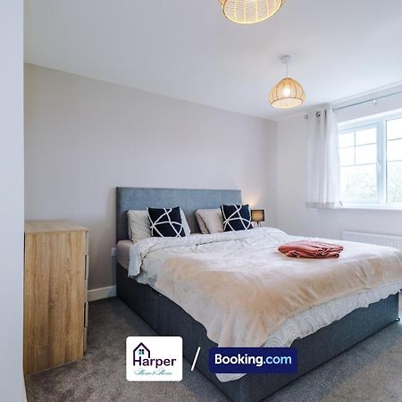 Prime Location 3 Storey By Harperletting Short Lets & Serviced Accommodation Chester With Driveway Long Or Short Stays Hough Green Kültér fotó