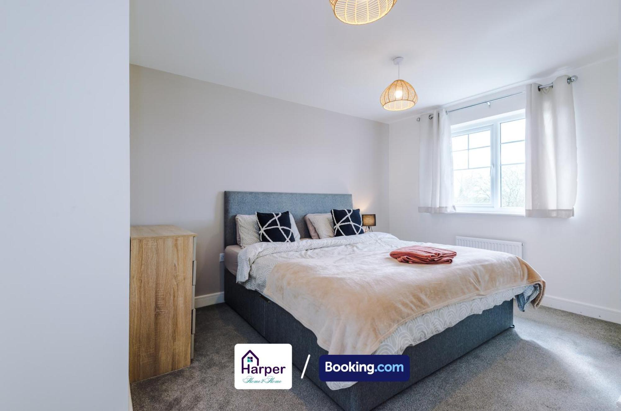 Prime Location 3 Storey By Harperletting Short Lets & Serviced Accommodation Chester With Driveway Long Or Short Stays Hough Green Kültér fotó