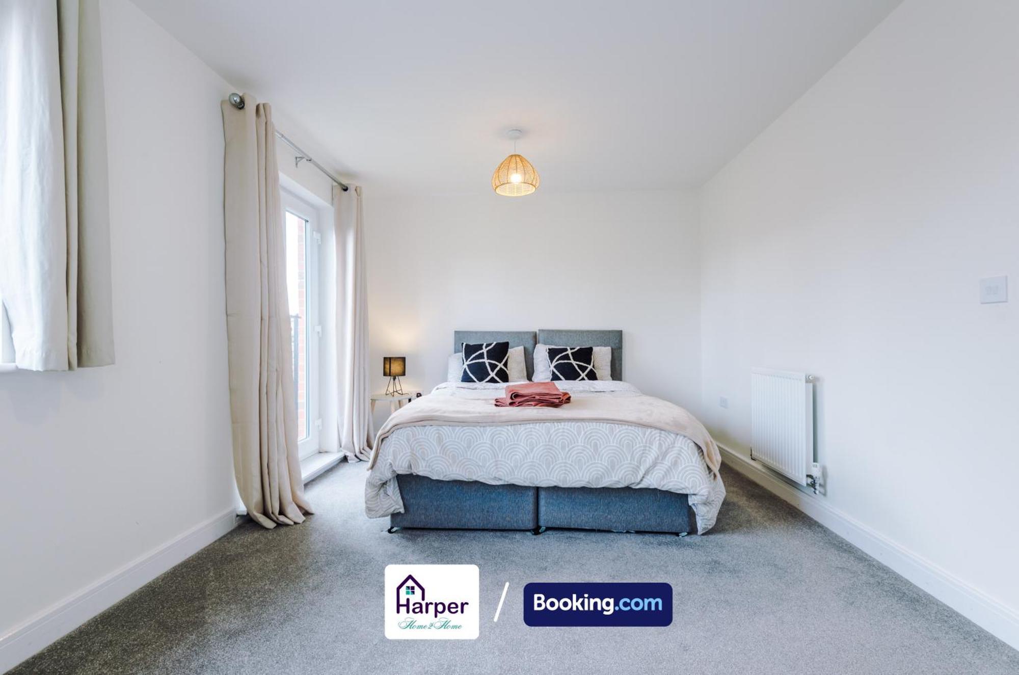Prime Location 3 Storey By Harperletting Short Lets & Serviced Accommodation Chester With Driveway Long Or Short Stays Hough Green Kültér fotó