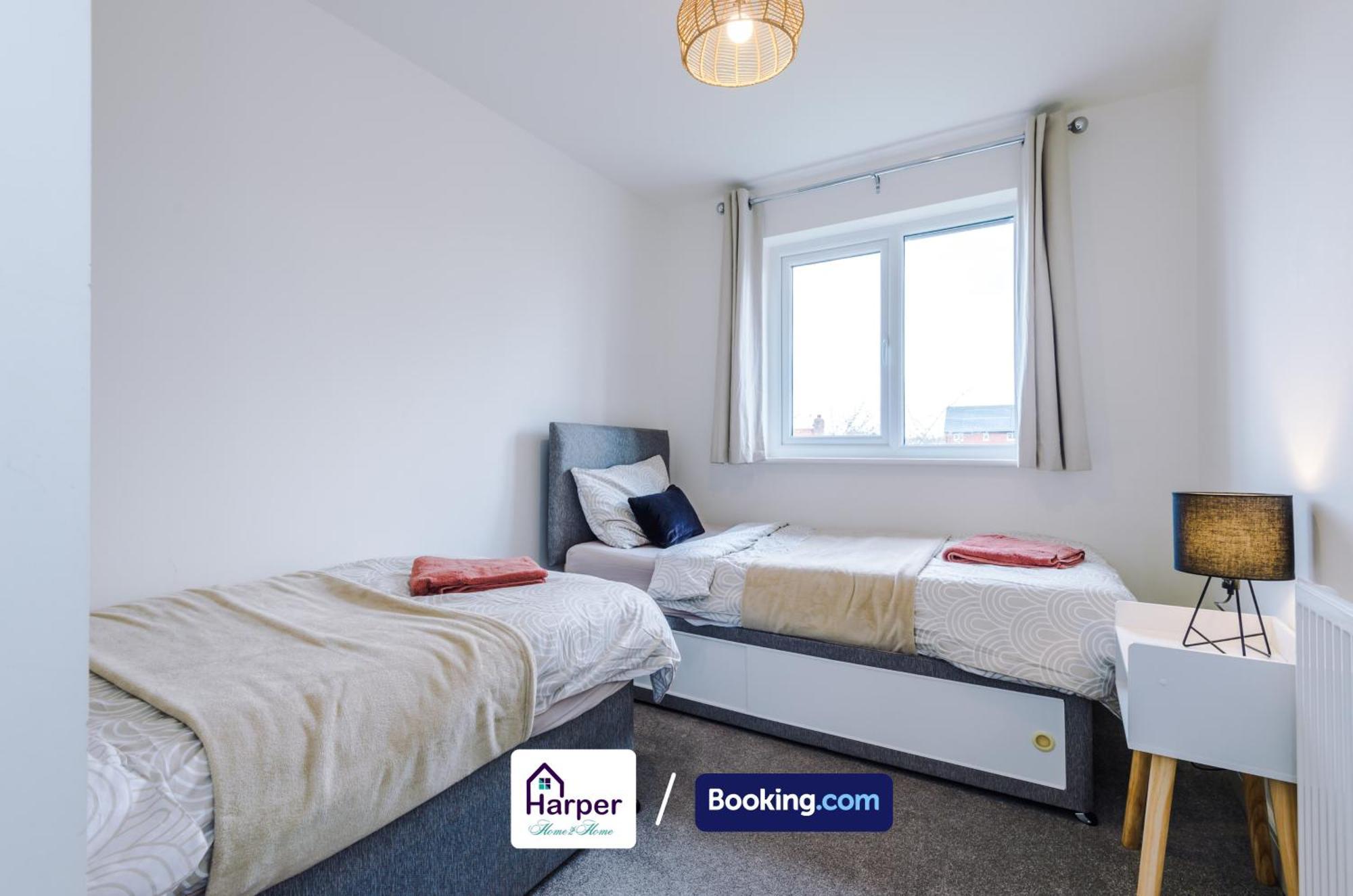 Prime Location 3 Storey By Harperletting Short Lets & Serviced Accommodation Chester With Driveway Long Or Short Stays Hough Green Kültér fotó