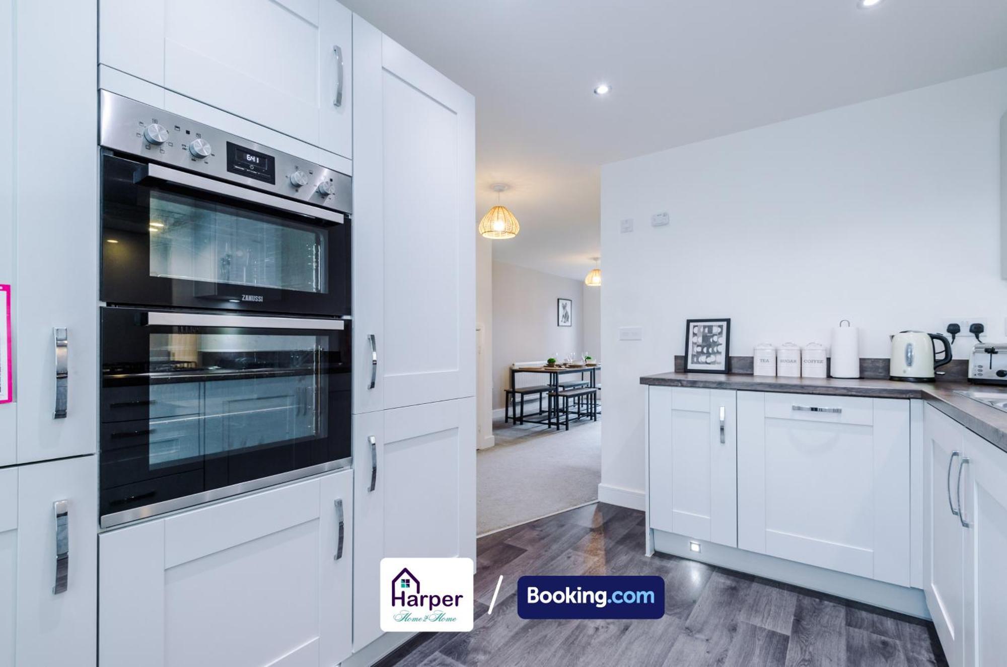 Prime Location 3 Storey By Harperletting Short Lets & Serviced Accommodation Chester With Driveway Long Or Short Stays Hough Green Kültér fotó