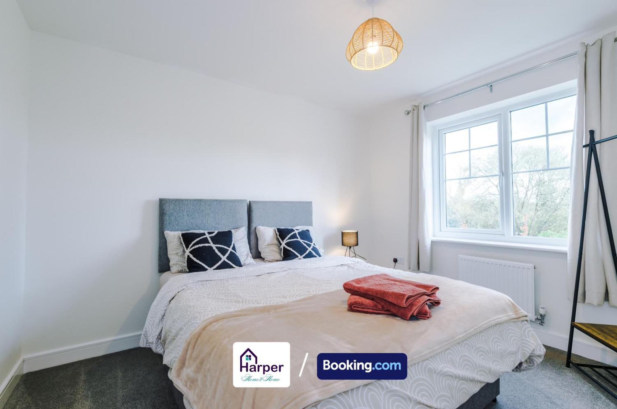 Prime Location 3 Storey By Harperletting Short Lets & Serviced Accommodation Chester With Driveway Long Or Short Stays Hough Green Kültér fotó