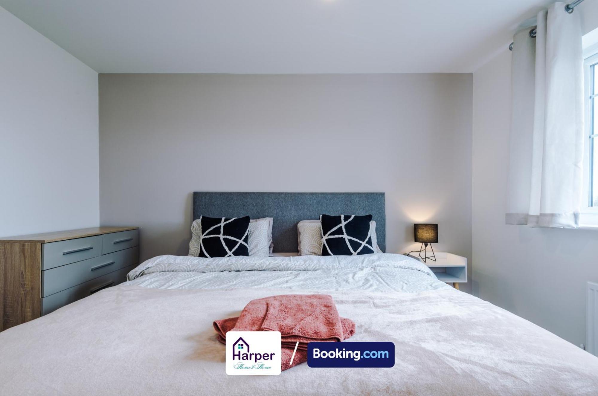 Prime Location 3 Storey By Harperletting Short Lets & Serviced Accommodation Chester With Driveway Long Or Short Stays Hough Green Kültér fotó