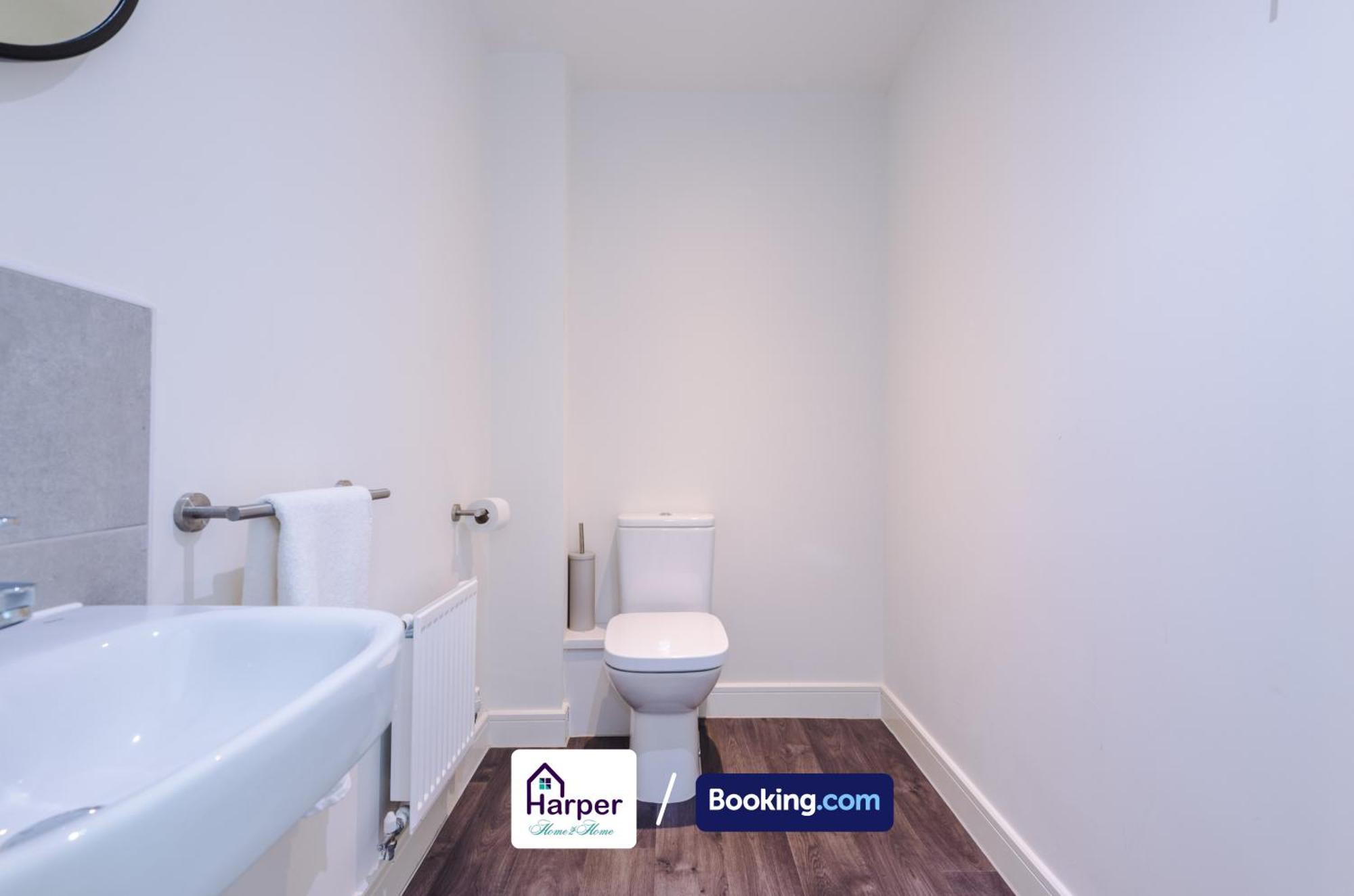 Prime Location 3 Storey By Harperletting Short Lets & Serviced Accommodation Chester With Driveway Long Or Short Stays Hough Green Kültér fotó
