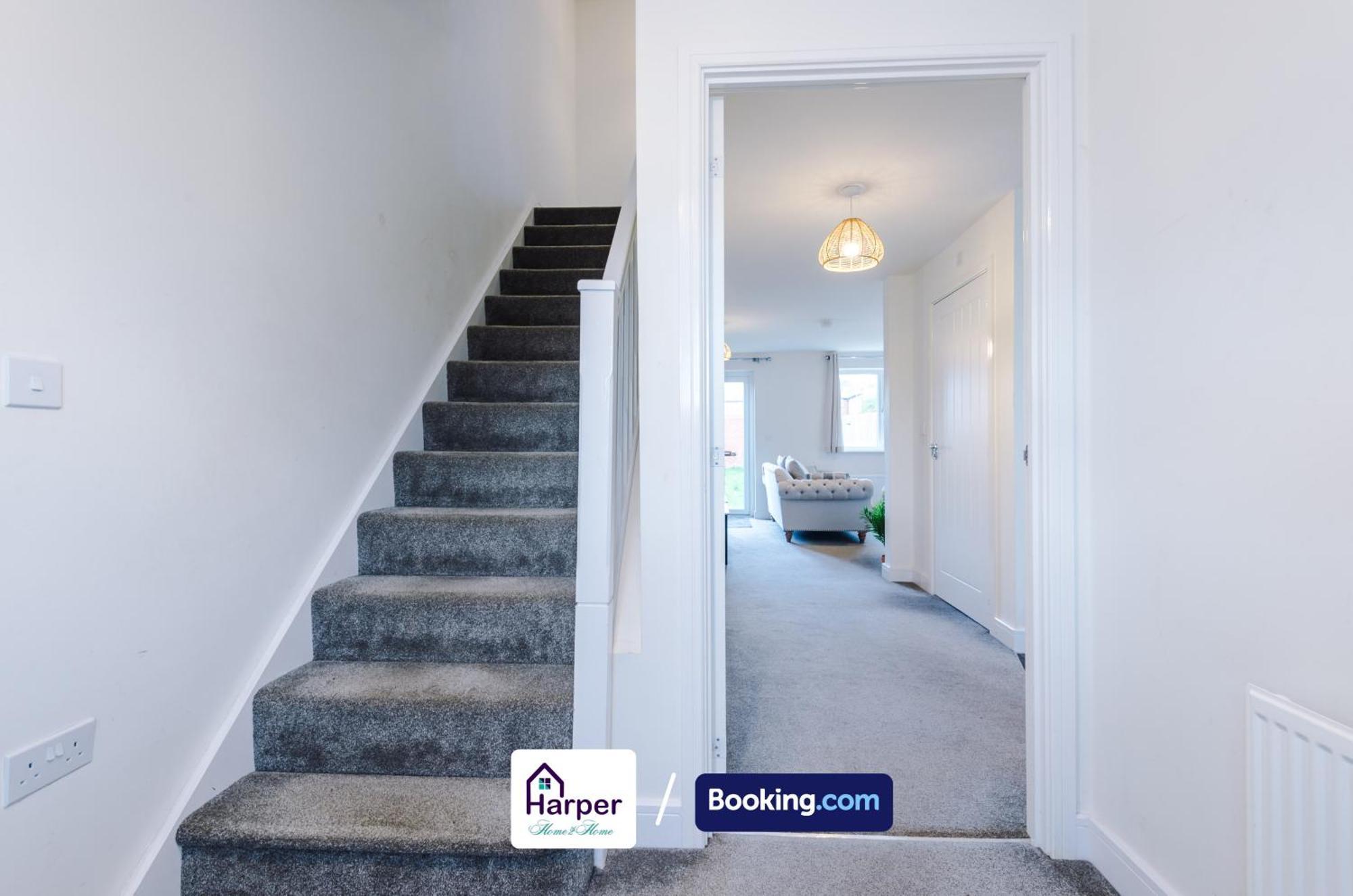Prime Location 3 Storey By Harperletting Short Lets & Serviced Accommodation Chester With Driveway Long Or Short Stays Hough Green Kültér fotó
