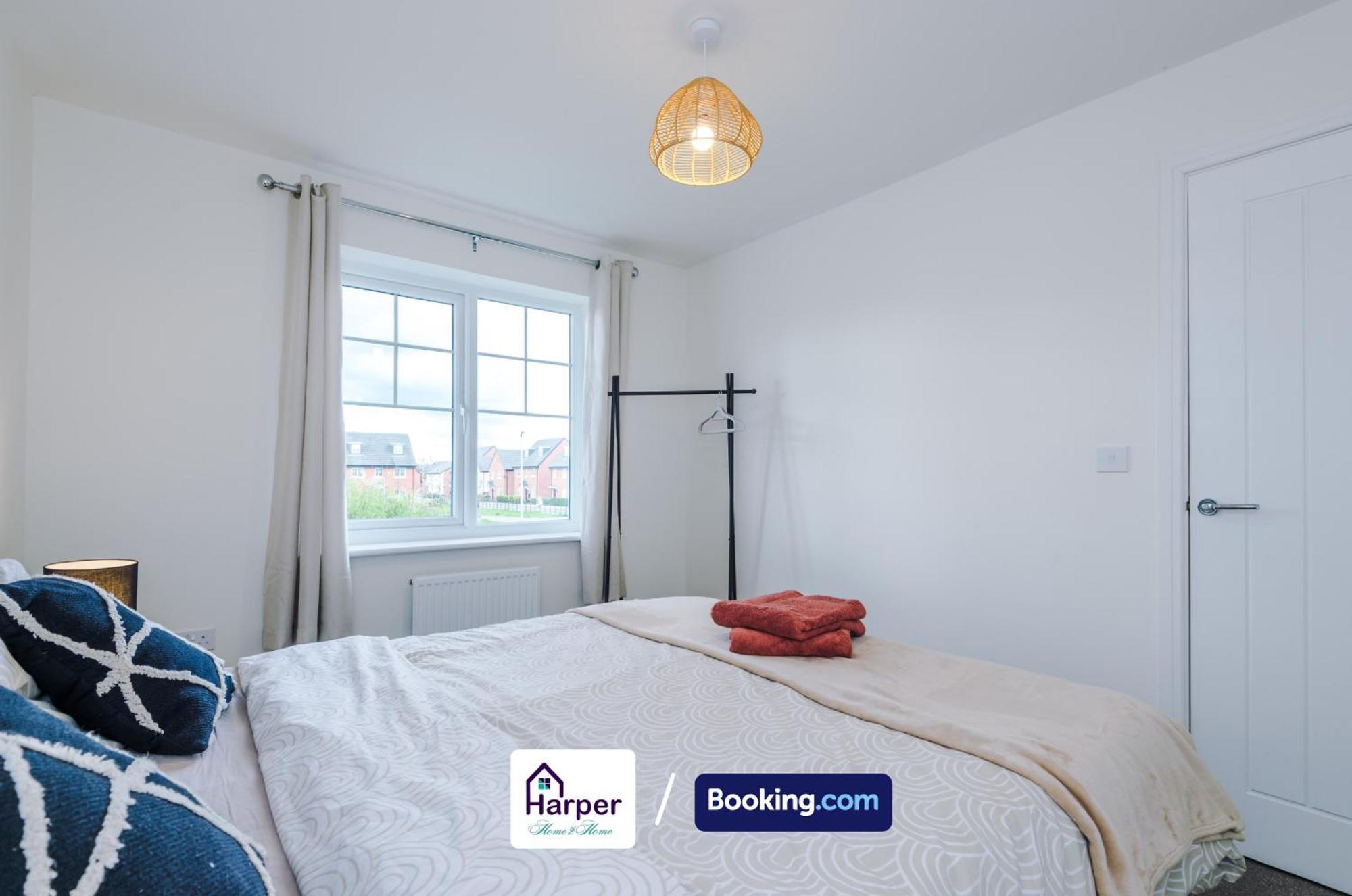 Prime Location 3 Storey By Harperletting Short Lets & Serviced Accommodation Chester With Driveway Long Or Short Stays Hough Green Kültér fotó