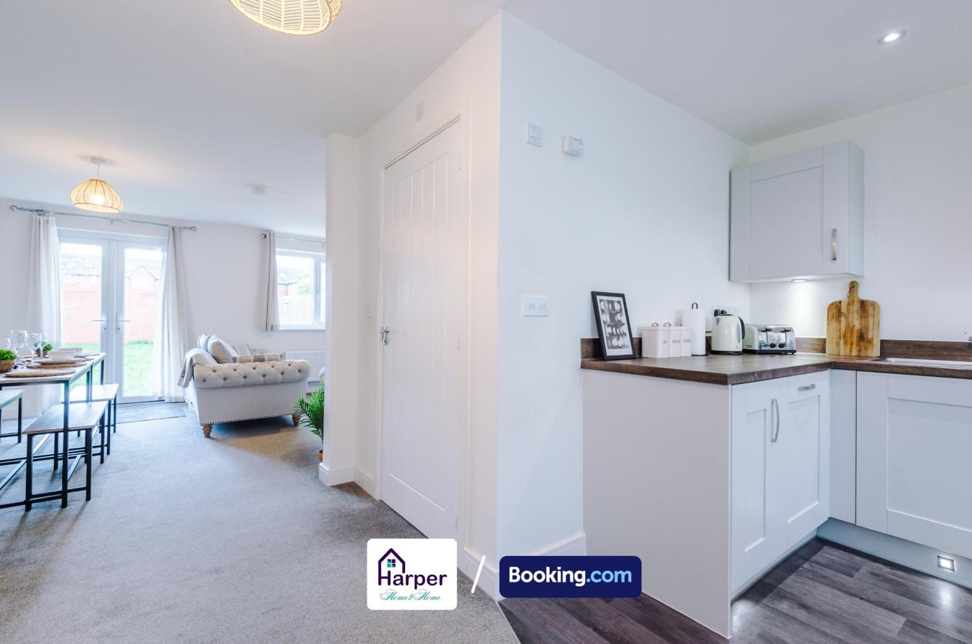 Prime Location 3 Storey By Harperletting Short Lets & Serviced Accommodation Chester With Driveway Long Or Short Stays Hough Green Kültér fotó