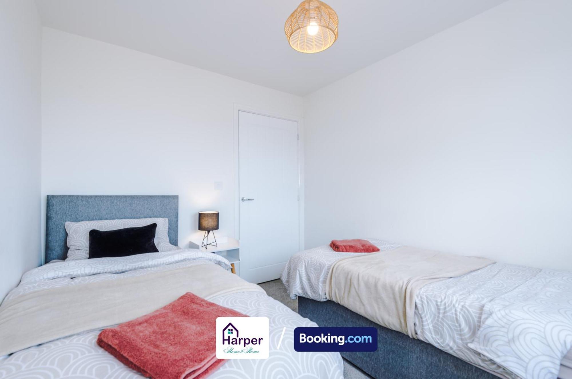 Prime Location 3 Storey By Harperletting Short Lets & Serviced Accommodation Chester With Driveway Long Or Short Stays Hough Green Kültér fotó