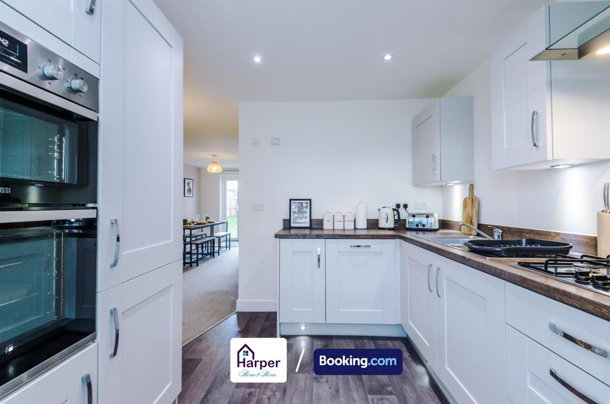 Prime Location 3 Storey By Harperletting Short Lets & Serviced Accommodation Chester With Driveway Long Or Short Stays Hough Green Kültér fotó