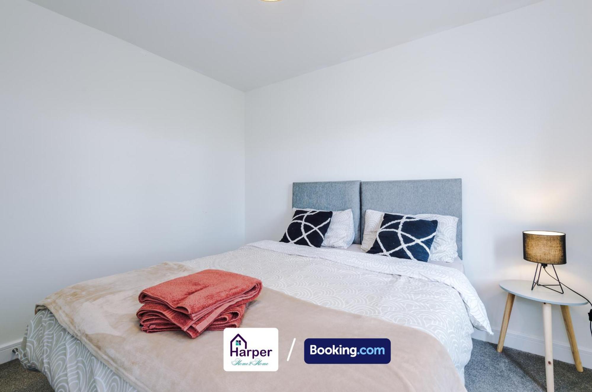 Prime Location 3 Storey By Harperletting Short Lets & Serviced Accommodation Chester With Driveway Long Or Short Stays Hough Green Kültér fotó