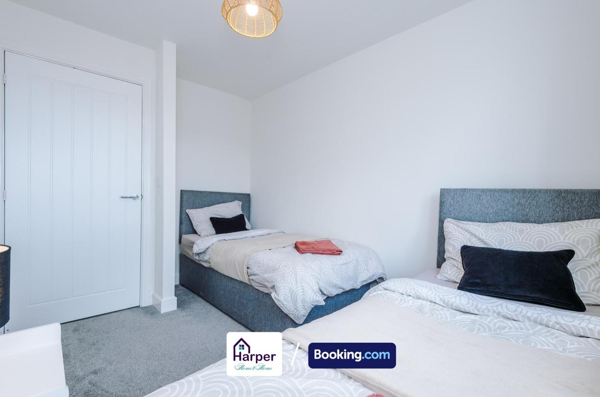 Prime Location 3 Storey By Harperletting Short Lets & Serviced Accommodation Chester With Driveway Long Or Short Stays Hough Green Kültér fotó