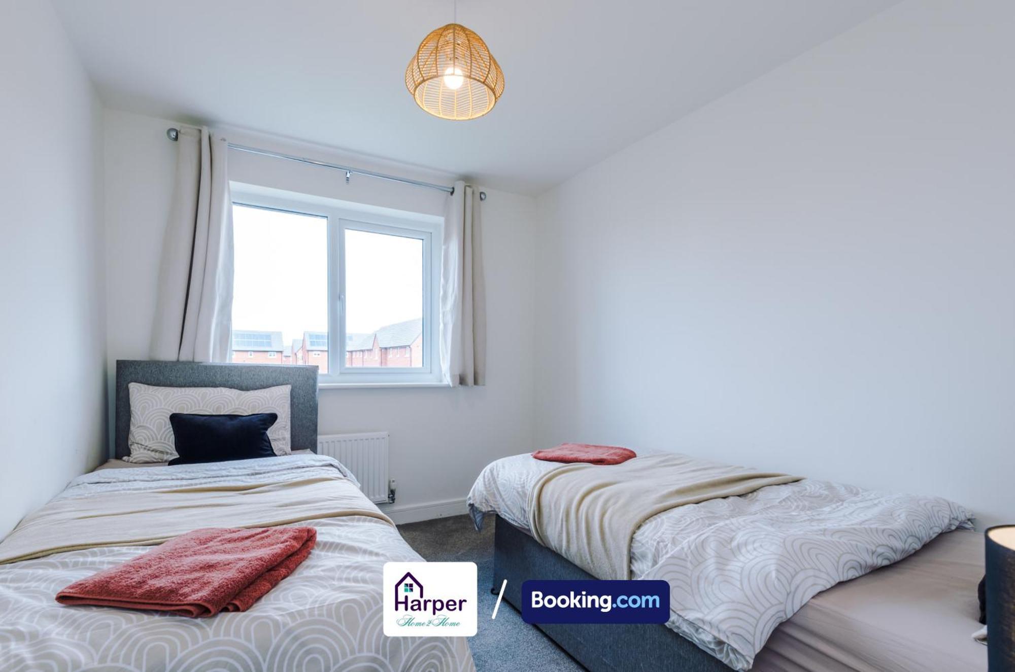 Prime Location 3 Storey By Harperletting Short Lets & Serviced Accommodation Chester With Driveway Long Or Short Stays Hough Green Kültér fotó