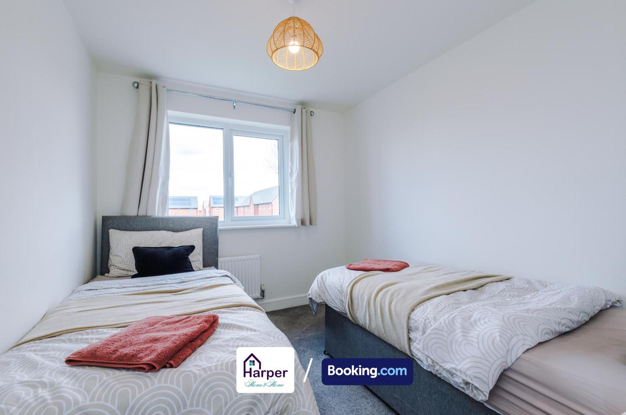 Prime Location 3 Storey By Harperletting Short Lets & Serviced Accommodation Chester With Driveway Long Or Short Stays Hough Green Kültér fotó