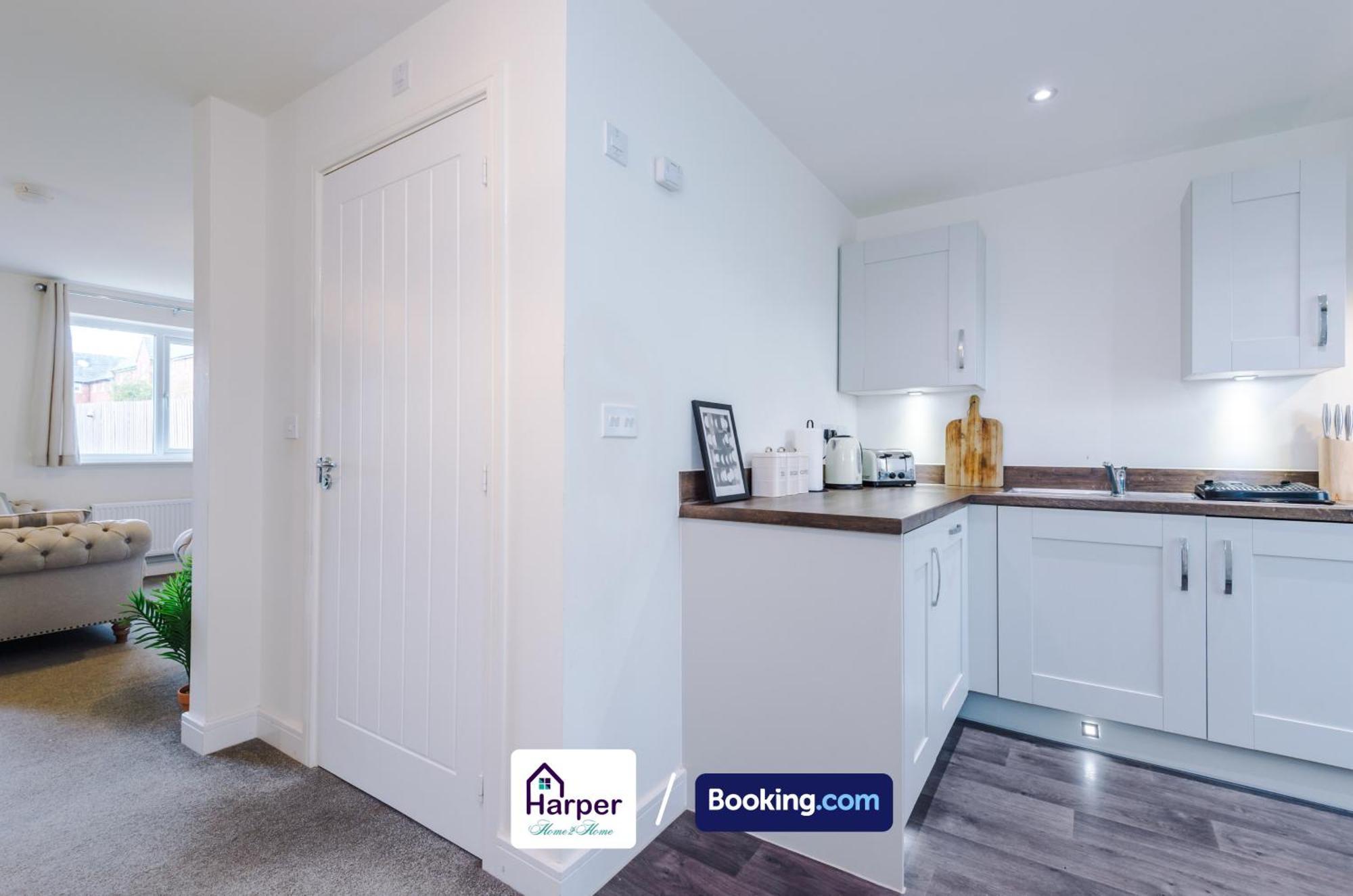 Prime Location 3 Storey By Harperletting Short Lets & Serviced Accommodation Chester With Driveway Long Or Short Stays Hough Green Kültér fotó
