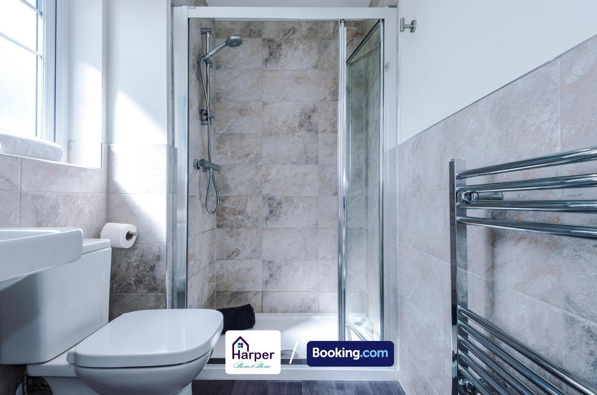 Prime Location 3 Storey By Harperletting Short Lets & Serviced Accommodation Chester With Driveway Long Or Short Stays Hough Green Kültér fotó