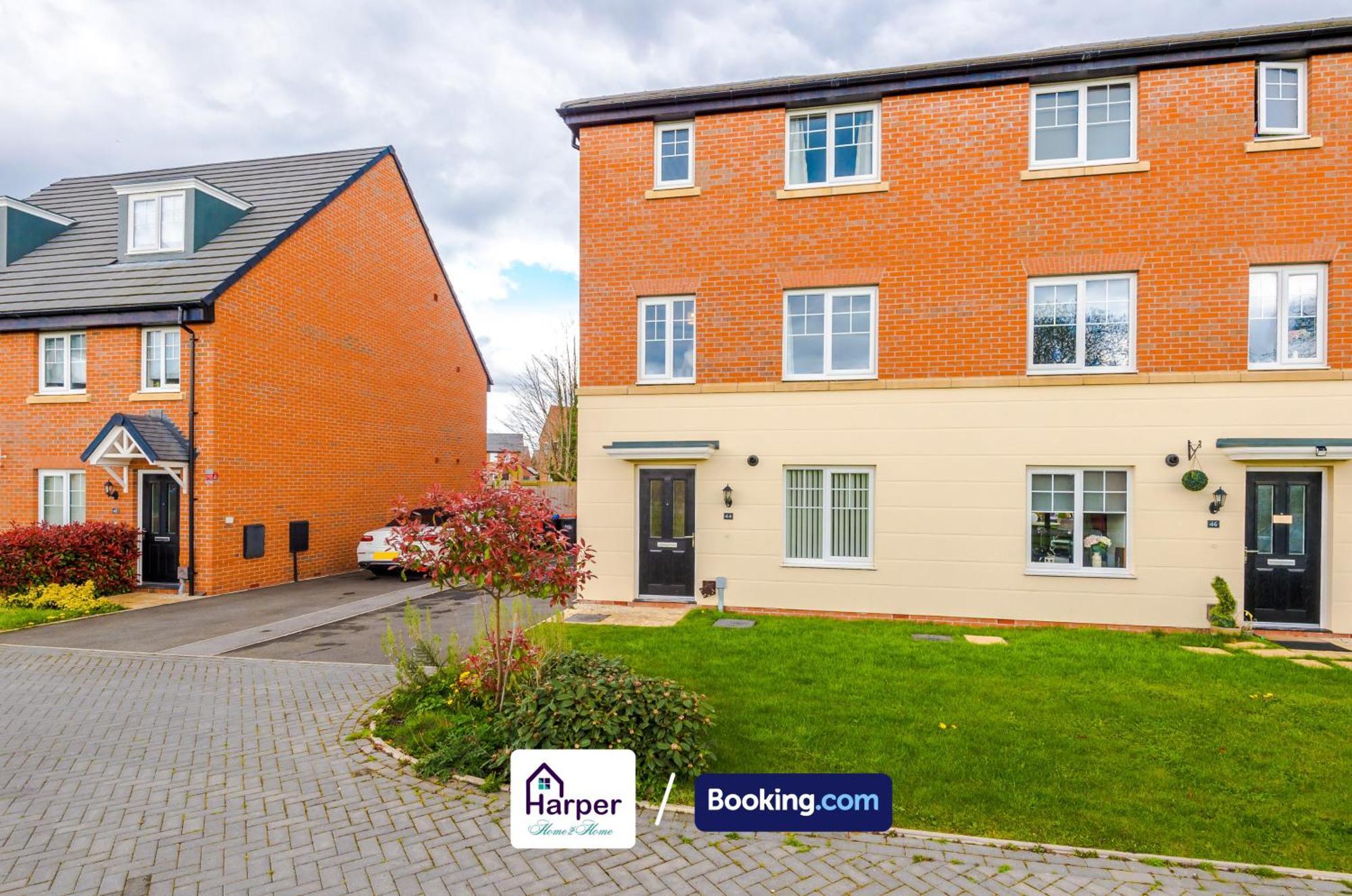 Prime Location 3 Storey By Harperletting Short Lets & Serviced Accommodation Chester With Driveway Long Or Short Stays Hough Green Kültér fotó