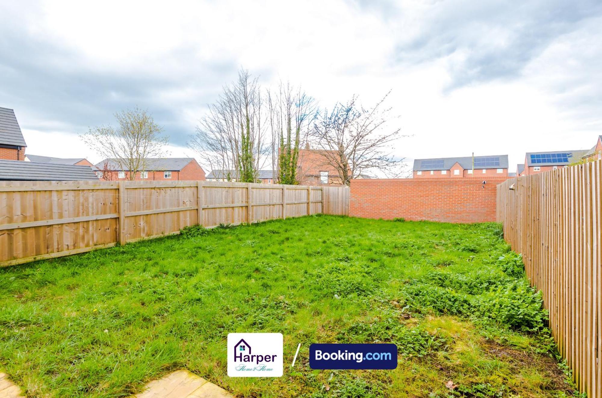 Prime Location 3 Storey By Harperletting Short Lets & Serviced Accommodation Chester With Driveway Long Or Short Stays Hough Green Kültér fotó