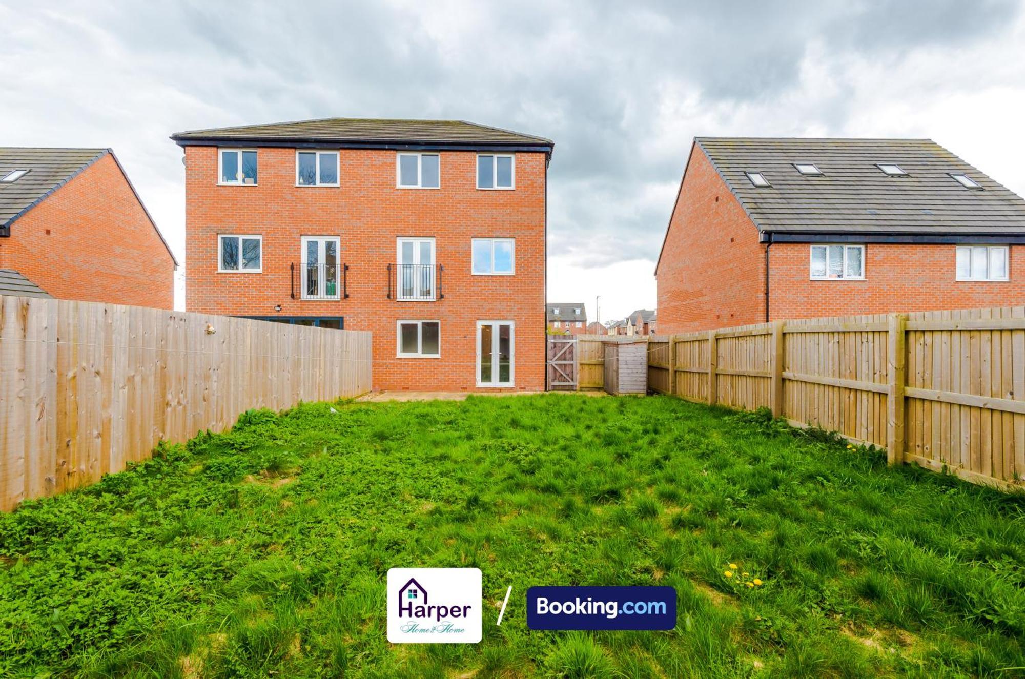 Prime Location 3 Storey By Harperletting Short Lets & Serviced Accommodation Chester With Driveway Long Or Short Stays Hough Green Kültér fotó