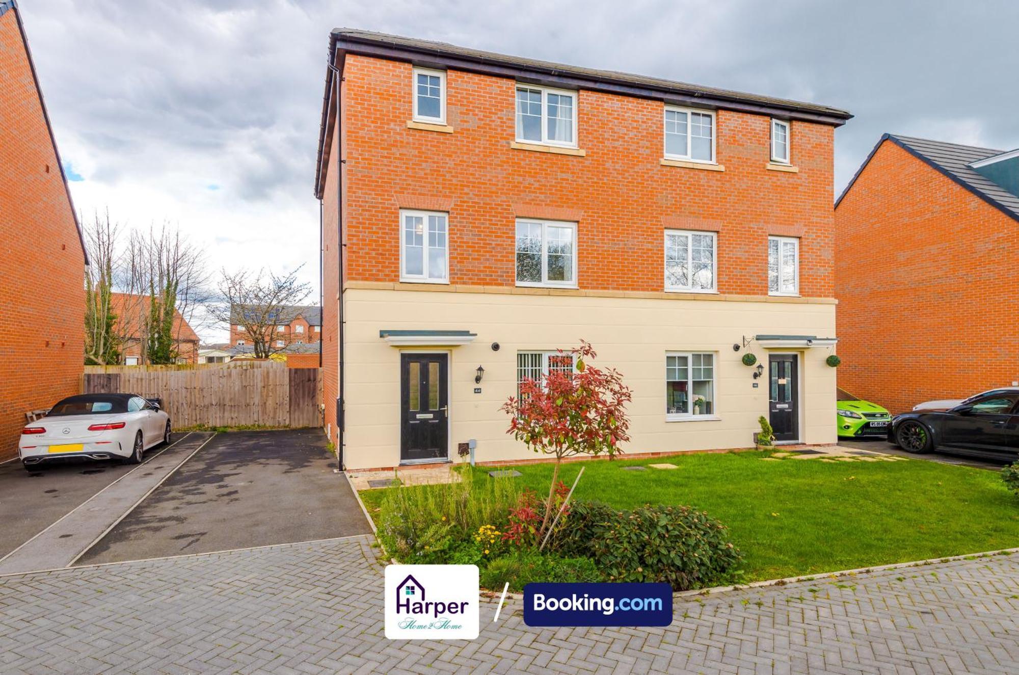 Prime Location 3 Storey By Harperletting Short Lets & Serviced Accommodation Chester With Driveway Long Or Short Stays Hough Green Kültér fotó